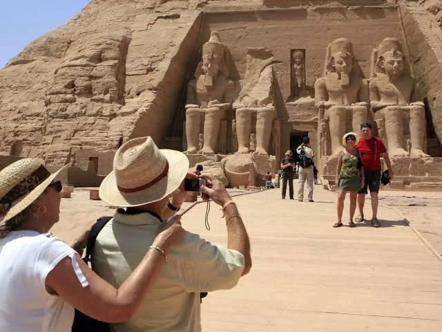        على خلفية فيديو الاقصر.. السياحة تعاقب أفراد الأمن الإدارى بالموقع الأثرى.. سمحوا لصانع المحتوى بالوصول إلى أماكن مغلقة 18 - جريدة المساء