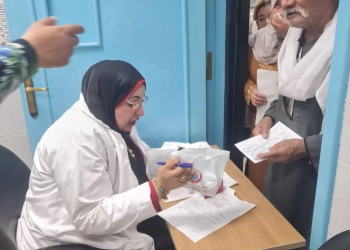 محافظ الغربية يتابع القافلة الطبية بقرية بلاي بمركز السنطة ويعلن تقديم الخدمة ل2512 مواطنًا 31 - جريدة المساء