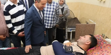 محافظ المنوفية يزور نائب رئيس حي شرق بمستشفى الجامعة إثر تعرضه للتعدي عليه أثناء تأدية عمله 1 - جريدة المساء