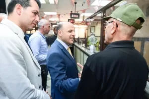 محافظ الغربية يتابع ميدانيًا منظومة التصالح بالمحلة الكبرى ويسلم المواطنين نماذج (8) ويستمع إلى مطالبهم ويوجه بتسريع الإجراءات 22 - جريدة المساء