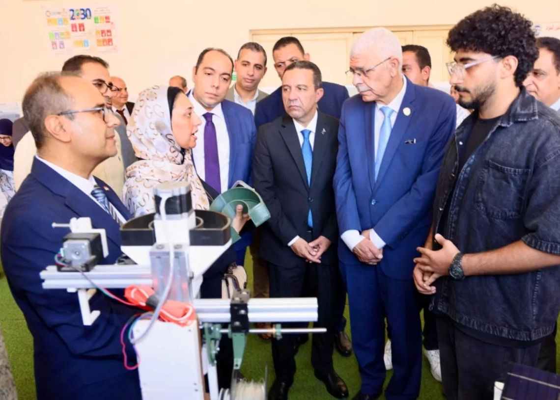 محافظ المنوفية و رئيس الجامعة يفتتحان معرض المشروعات الطلابية بكلية الهندسة 19 - جريدة المساء