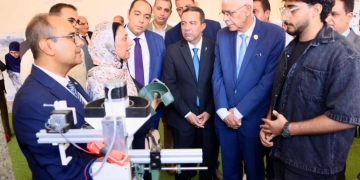محافظ المنوفية و رئيس الجامعة يفتتحان معرض المشروعات الطلابية بكلية الهندسة 1 - جريدة المساء