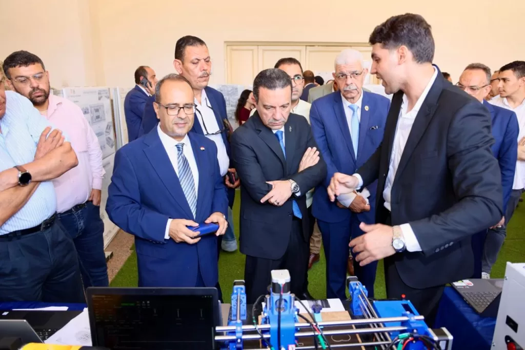 محافظ المنوفية و رئيس الجامعة يفتتحان معرض المشروعات الطلابية بكلية الهندسة 21 - جريدة المساء