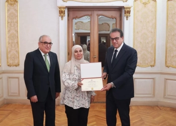 وزير الصحة يُكرم مدير عيادة التأمين بمدينة نصر وفرق التمريض لدورهم فى إنقاذ المرضى أثناء الحريق 23 - جريدة المساء