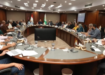محافظ الجيزة يبحث مع رئيسي العياط والواحات البحرية مستجدات ملف تقنين أراضي الدولة 29 - جريدة المساء