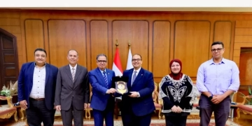 رئيس جامعة كفر الشيخ يهنئ الفنان الكبير الدكتور السيد محمد عبده لفوزه بجائزة الدولة التقديرية في الفنون لهذا العام  1 - جريدة المساء