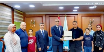 محافظ كفرالشيخ كرم أوائل الثانوية العامة تقديرًا لتفوقهم وتشجيعًا لهم على مواصلة النجاح والتميز 1 - جريدة المساء