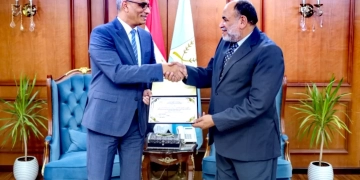 المحافظ كرم مدير عام الشئون القانونية بكفرالشيخ تقديرا لجهوده في منظومة التقنين 1 - جريدة المساء