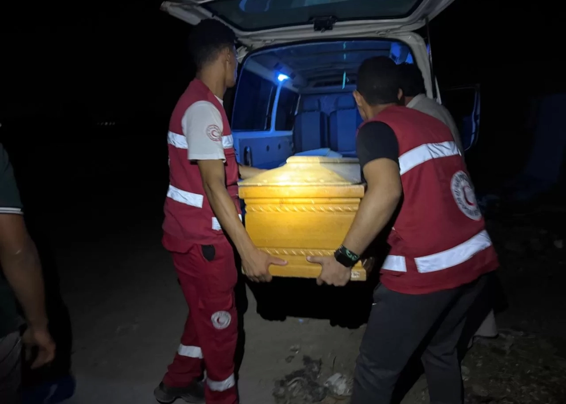 بعد منتصف الليل.. الهلال الأحمر يساند أسر ضحايا حادث الإسماعيلية بالمقابر 20 - جريدة المساء بعد منتصف الليل.. الهلال الأحمر يساند أسر ضحايا حادث الإسماعيلية بالمقابر 19 - جريدة المساء