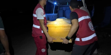 بعد منتصف الليل.. الهلال الأحمر يساند أسر ضحايا حادث الإسماعيلية بالمقابر 1 - جريدة المساء