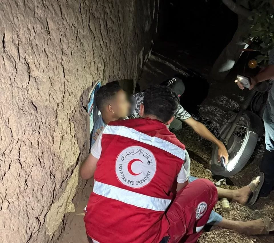 بعد منتصف الليل.. الهلال الأحمر يساند أسر ضحايا حادث الإسماعيلية بالمقابر 21 - جريدة المساء