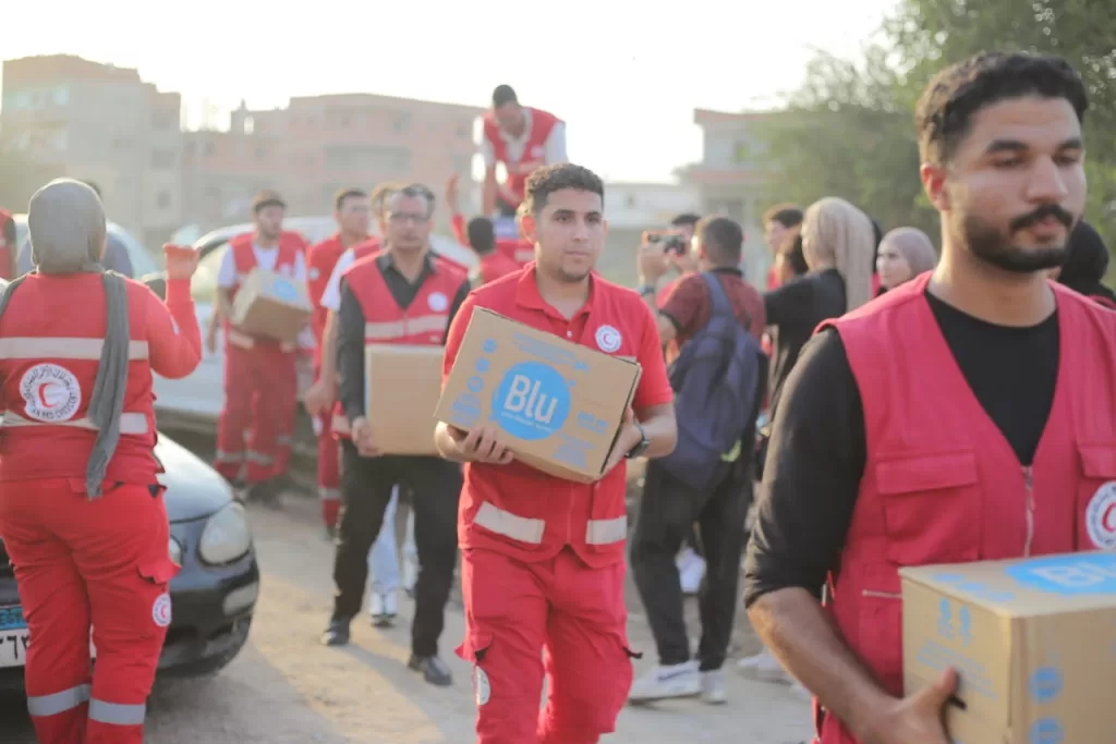 متطوعو الهلال يساندون أسر ضحايا الإسماعيلية في إقامة السرادقات وتقديم الدعم النفسي 5 - جريدة المساء