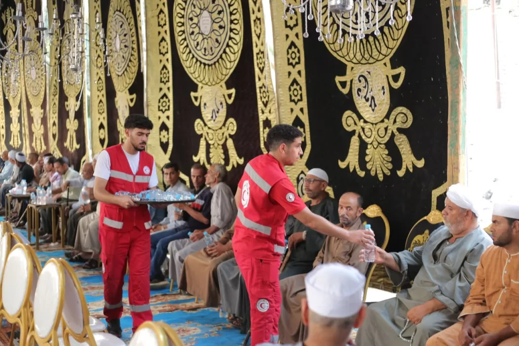 متطوعو الهلال يساندون أسر ضحايا الإسماعيلية في إقامة السرادقات وتقديم الدعم النفسي 7 - جريدة المساء