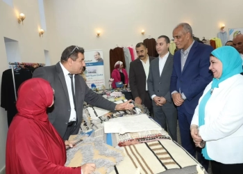 محافظ كفرالشيخ إفتتح معرض المشروعات اليدوية والسجاد والكليم والملابس ومستلزمات المدارس بحديقة الخالدين بأسعار مخفضة 29 - جريدة المساء