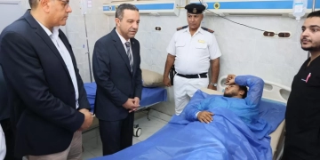 محافظ المنوفية يزور مصابى حادث انقلاب ميكروباص بطريق كفر داود بمستشفى منوف ..و يعزى أسرتى الضحيتين 1 - جريدة المساء