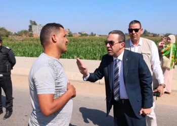 في طريق عودته من زيارة مصابي حادث كفر داود .. محافظ المنوفية يضبط سيارة تسير عكس الاتجاه.. عنف السائق و سحب الرخصة 25 - جريدة المساء