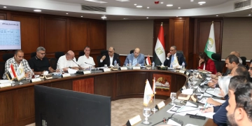 محافظ الجيزة يجتمع مع رؤساء أحياء العمرانية والطالبية والهرم والعجوزة ومركز أطفيح لبحث تقنين أراضي الدولةص 1 - جريدة المساء