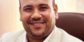 نجاة الإعلامى أيمن الوردانى من لدغة ثعبان الكوبرا قبل الهجوم عليه وتمكن من تصويره بجوار الأرض الزراعيه بكفر الشيخ 1 - جريدة المساء