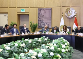 *وزيرة التنمية المحلية والبيئة تتابع مع محافظي الدقهلية والغربية ورئيس الهيئة العربية للتصنيع الموقف التنفيذى لمشروع تطهير مصرف كيتشنر مكون المخلفات الصلبة 37 - جريدة المساء