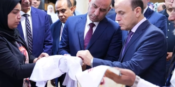 وزير العمل ومحافظ الغربية تفقدا مصانع الغزل والنسيج والملابس الجاهزة بالمحلة الكبرى 1 - جريدة المساء