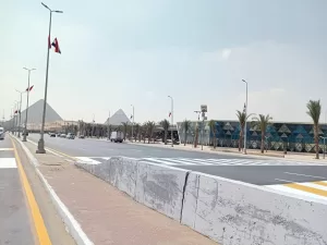 لليوم الثاني.. استمرار أعمال النظافة والتجميل بمحيط المتحف الكبير ومدخل الأهرامات - صور 24 - جريدة المساء