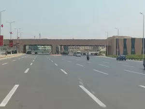 لليوم الثاني.. استمرار أعمال النظافة والتجميل بمحيط المتحف الكبير ومدخل الأهرامات - صور 28 - جريدة المساء