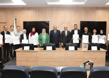 رئيس جامعة عين شمس يكرم طلاب الهندسة والحاسبات الفائزين بجوائز عالمية 25 - جريدة المساء