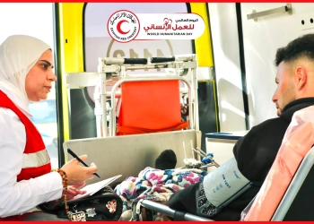 الشاب مع الزميلة منار إبراهيم المستشار الإعلامى للهلال الأحمر