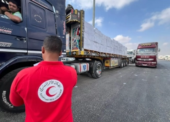 الهلال الأحمر يمد المساعدات لأهل غزة
