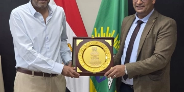 تقديرًا لدعمه مدارس الشروق.. مدير التعليم يكرّم رئيس الجهاز 1 - جريدة المساء