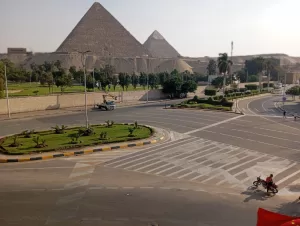 محافظة الجيزة تنتهي اليوم من أعمال رفع كفاءة الطرق المؤدية للمتحف الكبير والأهرامات (صور) 31 - جريدة المساء