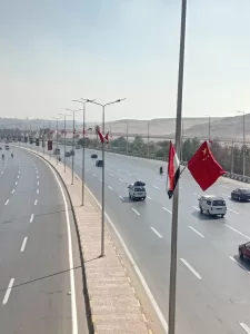 محافظة الجيزة تنتهي اليوم من أعمال رفع كفاءة الطرق المؤدية للمتحف الكبير والأهرامات (صور) 27 - جريدة المساء