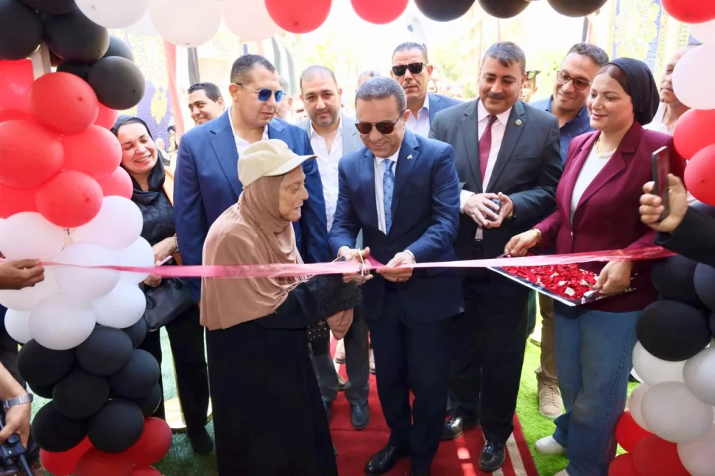 في لفتة إنسانية ..المحافظ يصطحب مسنة لمشاركتها افتتاح معرض"أهلا مدارس"بشبين الكوم 21 - جريدة المساء