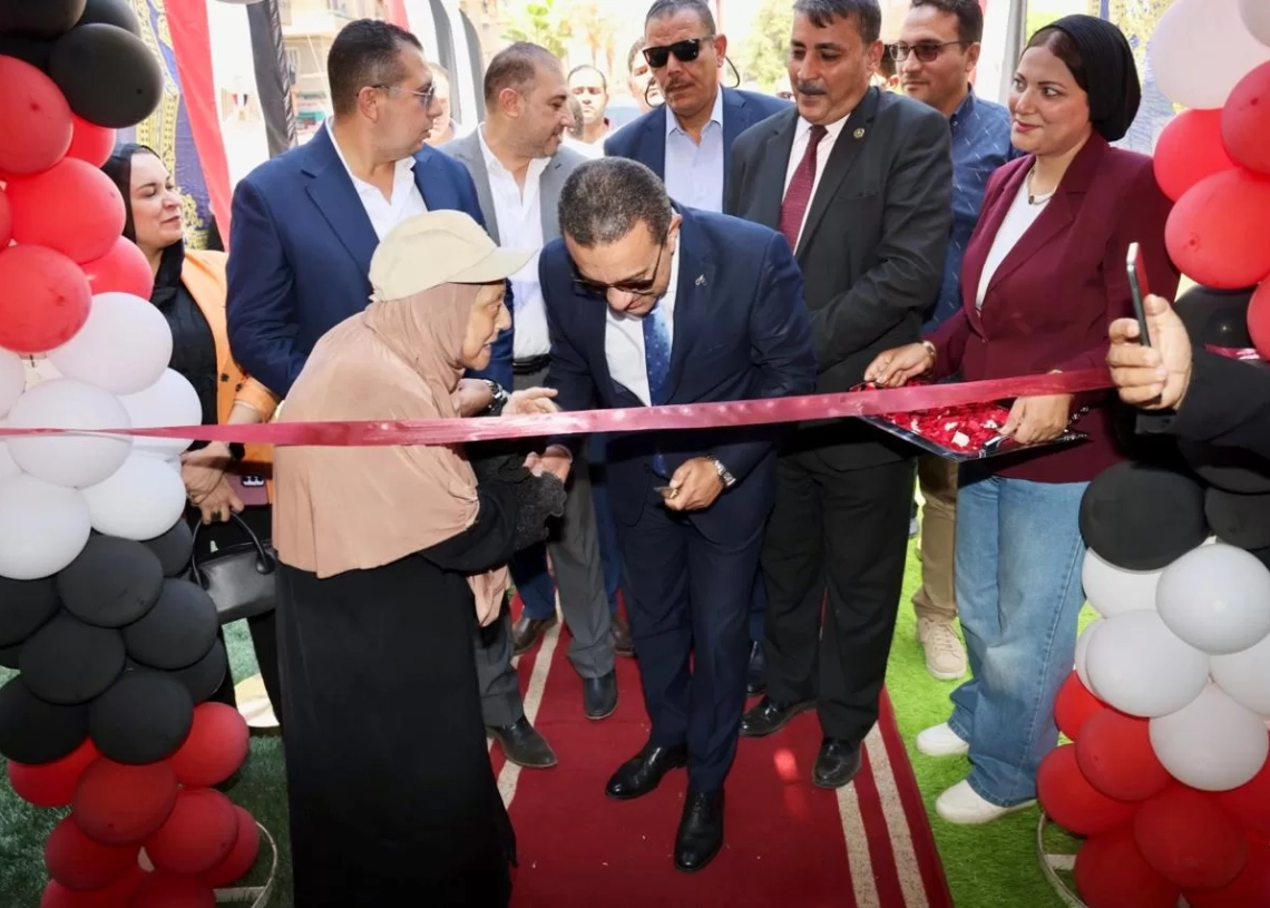 في لفتة إنسانية ..المحافظ يصطحب مسنة لمشاركتها افتتاح معرض"أهلا مدارس"بشبين الكوم 19 - جريدة المساء