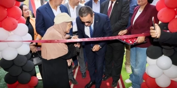 في لفتة إنسانية ..المحافظ يصطحب مسنة لمشاركتها افتتاح معرض"أهلا مدارس"بشبين الكوم 1 - جريدة المساء