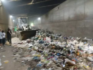"نظافة وتجميل الجيزة" ترفع 1200 طن رتش من نفق روزاليوسف ببولاق الدكرور 16 - جريدة المساء
