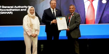 رئيس هيئة الاعتماد والرقابة الصحية يسلّم مستشفى مصر للطيران شهادة تجديد الاعتماد 1 - جريدة المساء