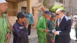 «شكرًا على مجهودكم».. محافظ الغربية يلتقي عمال النظافة في شوارع المحلة ويكرمهم 21 - جريدة المساء