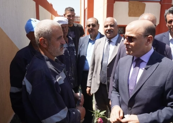 حديث من القلب بين محافظ الغربية وعمال النظافة في شوارع قطور.«إحنا مقدرين تعبكم» 27 - جريدة المساء