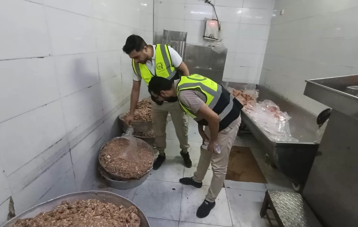 ضربات رقابية لحماية صحة المواطنين.. «سلامة الغذاء» تضبط أكثر من 2.5 طن لحوم فاسدة بالغربية قبل تداولها بالأسواق 18 - جريدة المساء
