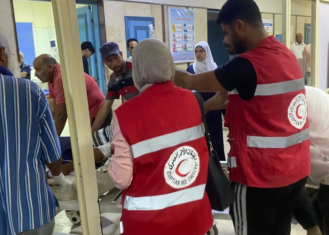 الهلال الأحمر يدفع بفرق طوارئ لموقع تصادم أتوبيس وسيارة نقل بمطروح 19 - جريدة المساء