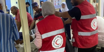 الهلال الأحمر يدفع بفرق طوارئ لموقع تصادم أتوبيس وسيارة نقل بمطروح 1 - جريدة المساء