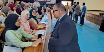 رئيس جامعة كفر الشيخ واصل تفقد الكشف الطبي للطلاب الجدد 1 - جريدة المساء