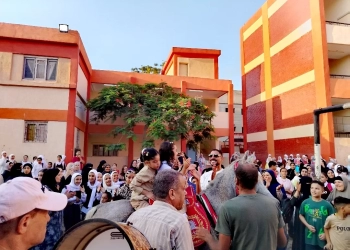 فى اغرب واقعة داخل مدرسة بكفر الشيخ ولى امر يصطحب نجلته التلميذة على ظهر  حصان ودخل بها المدرسة بالمزمار والطبل البلدى 25 - جريدة المساء