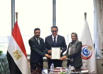 وزير الصحة مع فريق الإدارة العامة للمبادرات الصحية عقب حصولها على شهادتي الأيزو في إدارة الجودة 29 - جريدة المساء