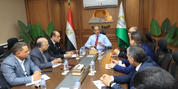 محافظ الجيزة يعقد لقاءً مع مديري المديريات الخدمية - الغرفة التجارية والتعليم والتضامن والتموين والبيطري والصحة والطرق 1 - جريدة المساء