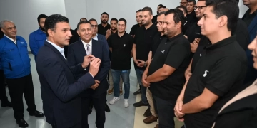 وزير الصناعة ومحافظ القليوبية يتفقدان مركز شركة فوتون إكس للبحوث والتطوير للوقوف على أحدث تطبيقات تكنولوجيا البحث والتطوير 1 - جريدة المساء