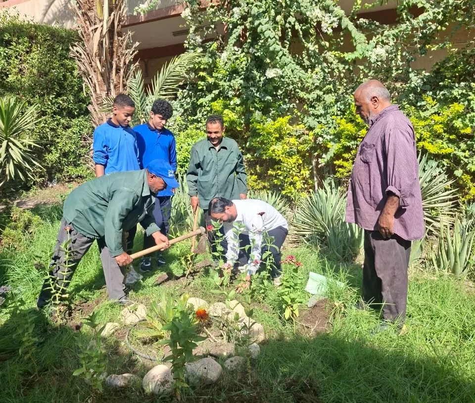 بالصور.. تدريب عملي لطلبة مدارس الجيزة علي زراعة الأشجار ضمن مبادرة "اتحضر للأخضر" 19 - جريدة المساء