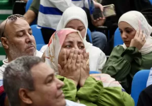 «يارايحين للنبي الغالي.. هنيالكم وعقبالي».. دموع الفرح تغمر الفائزين بقرعة الحج في الإسماعيلية 29 - جريدة المساء